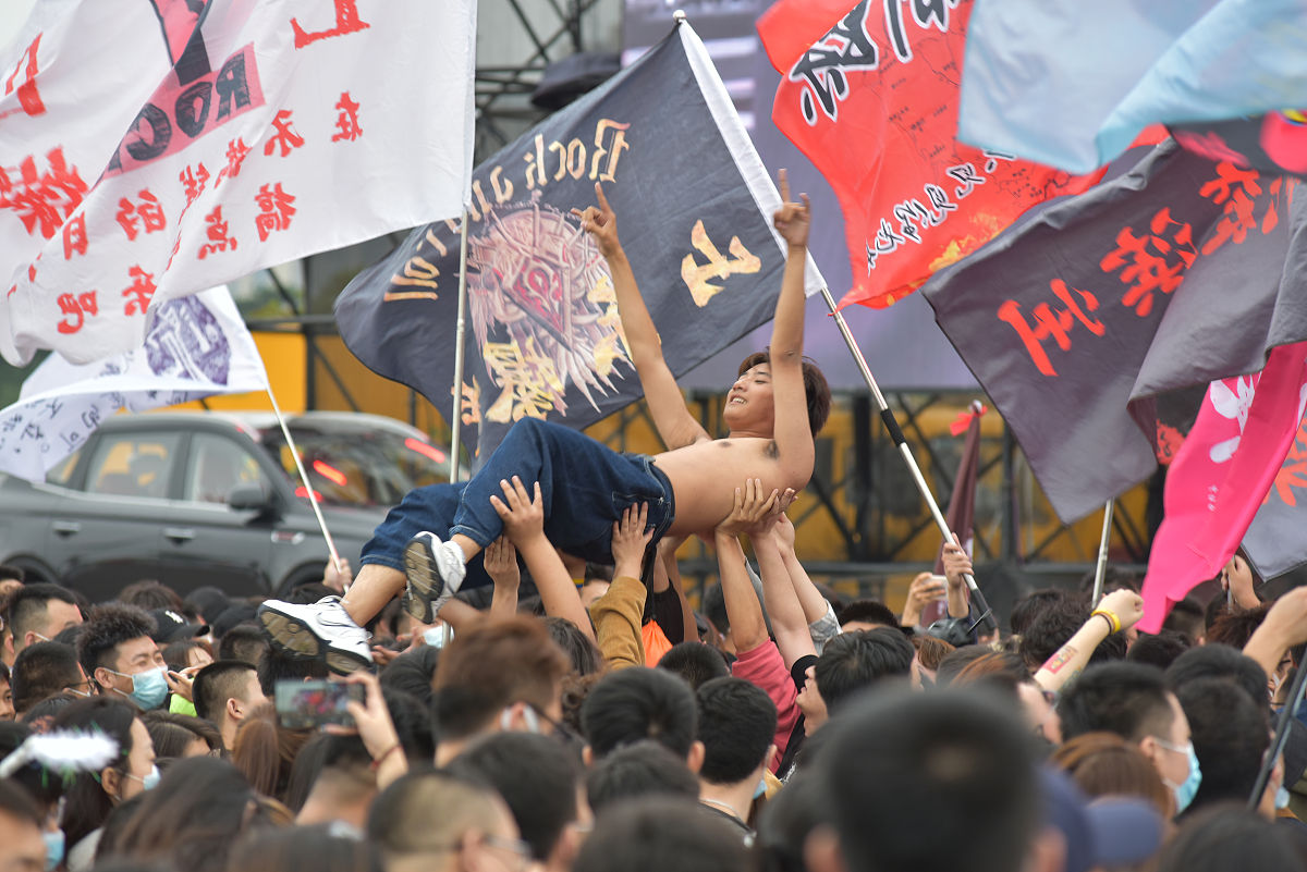 2021年10月5日,山东日照,东夷小镇南广场举行新青年音乐会.
