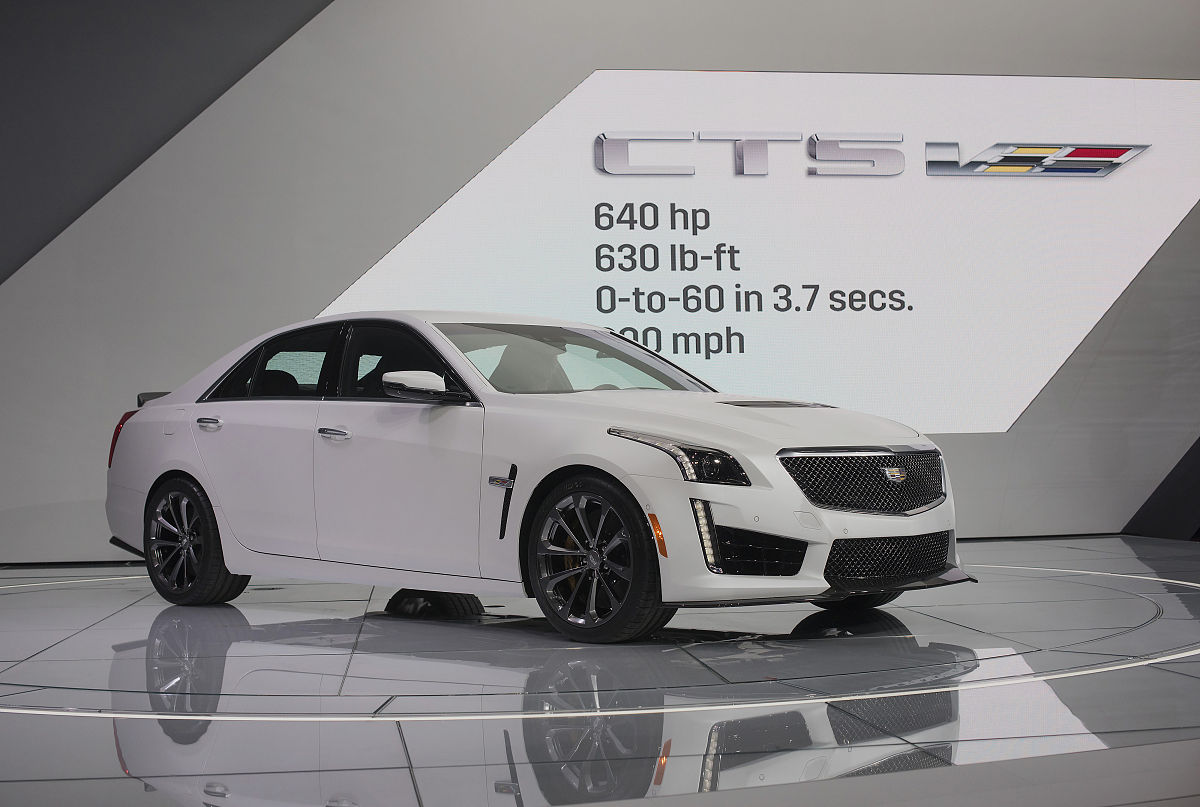 根据投射线的类型平行或汇交投影法可分为 。选择一项或多项：A 斜投影法B 平行投影法C 中心投影法D 轴测投影法