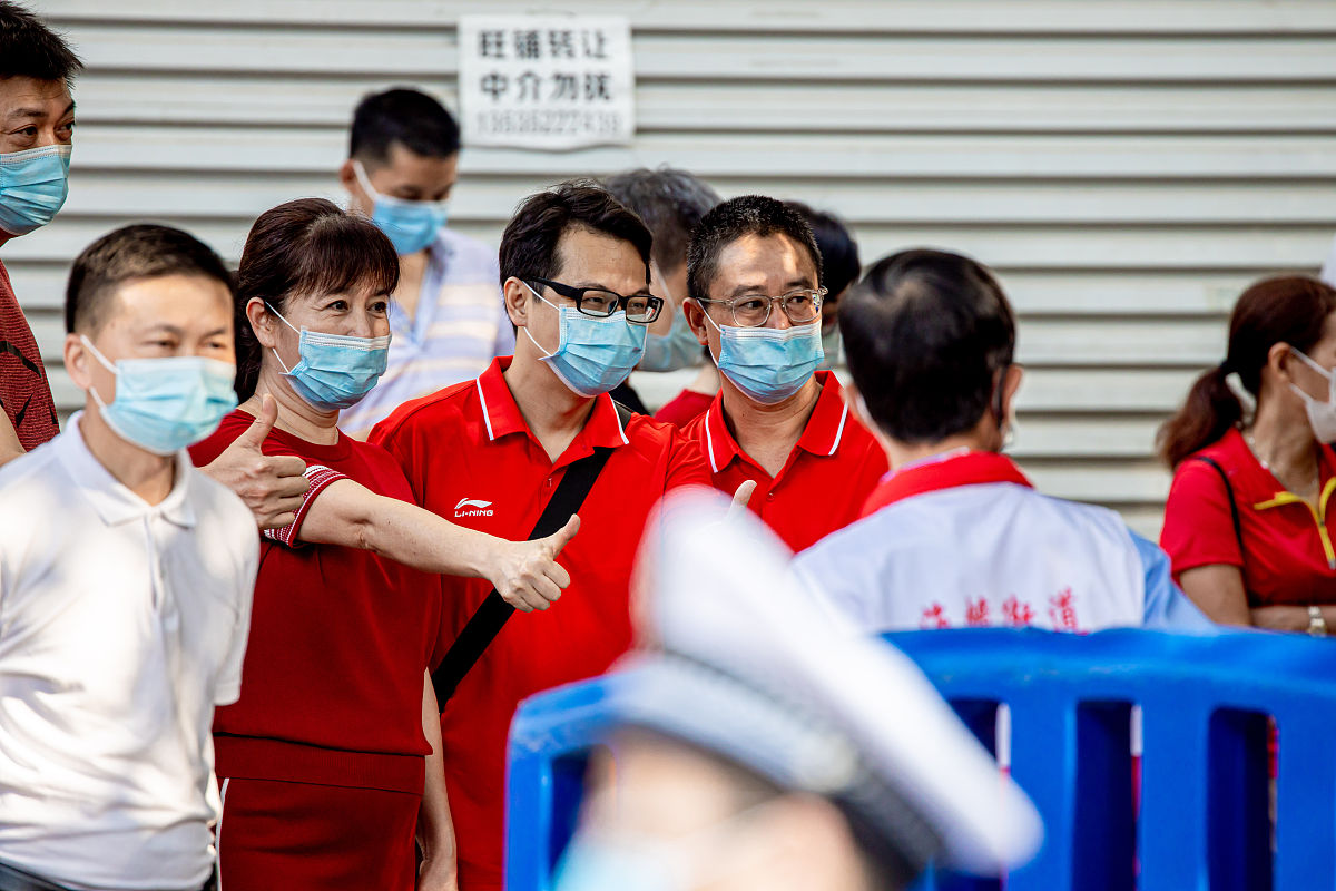 爱岗敬业的典型事例：奥运志愿者、医护人员、教师