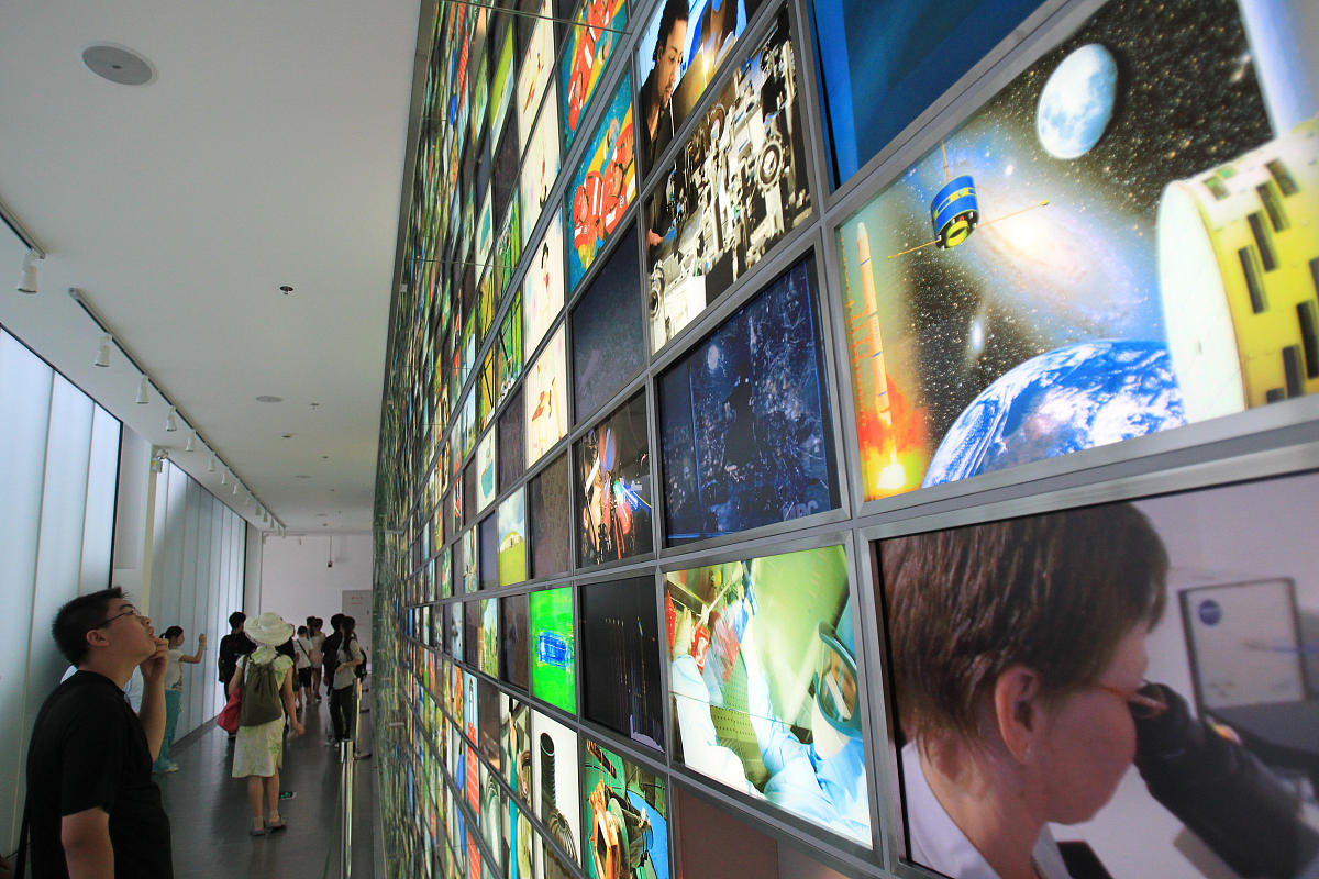 写一篇关于艺术与科技融合对生活的改变的论文