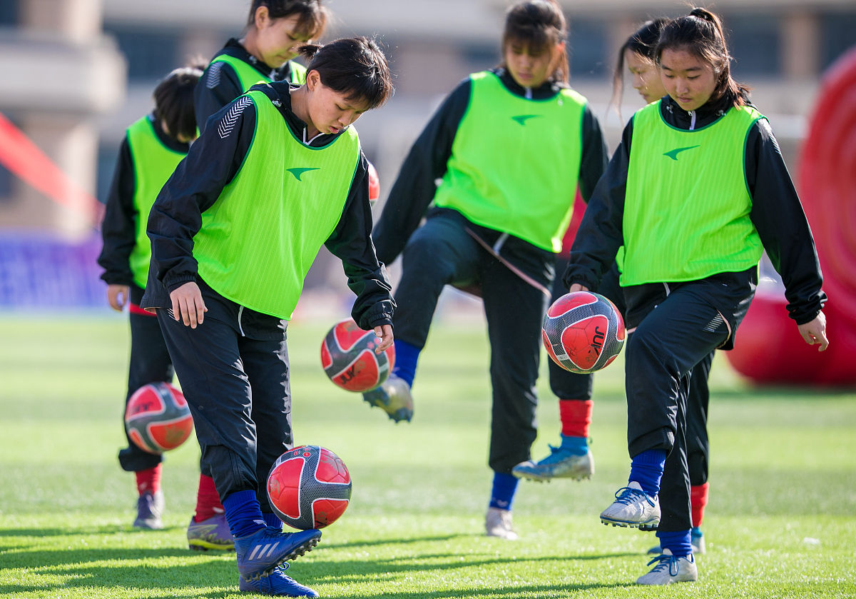 荣誉榜上的绿色校园：足球特色与环保同行