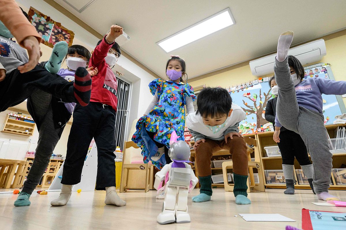 当地时间2021年11月23日,韩国首尔,当地幼儿园课堂上小朋友们与一个大