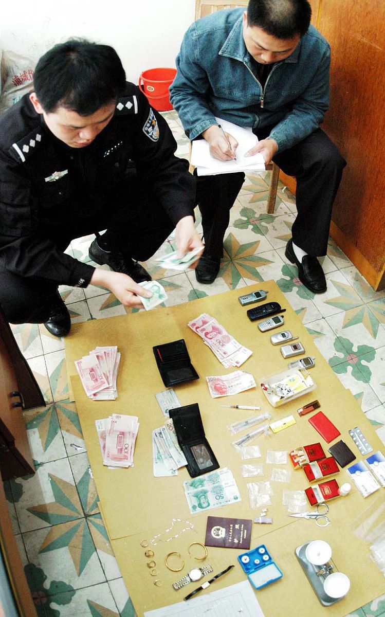 2010年9月12日凌晨盗窃案：蒋某与莫某分赃13600元和三星手机