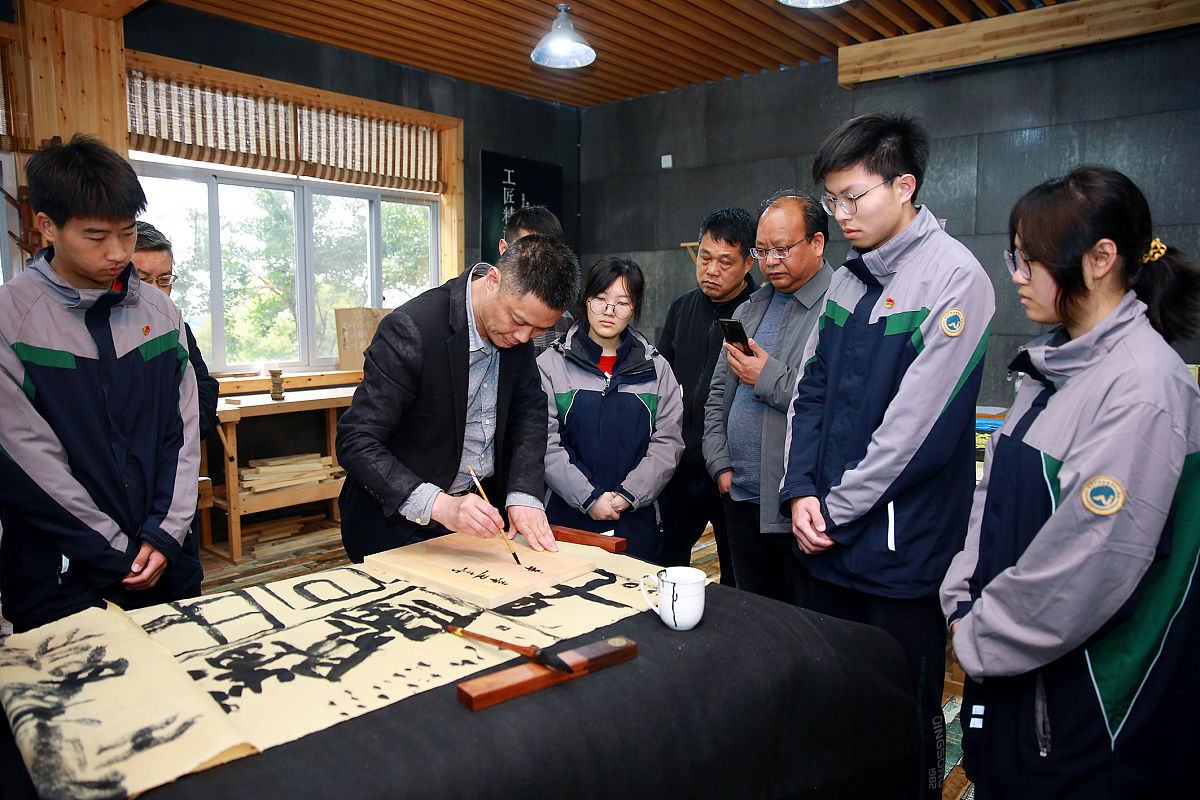 2021年3月20日,金华,浙江省书法家协会刻字委员会的老师为该校师生进