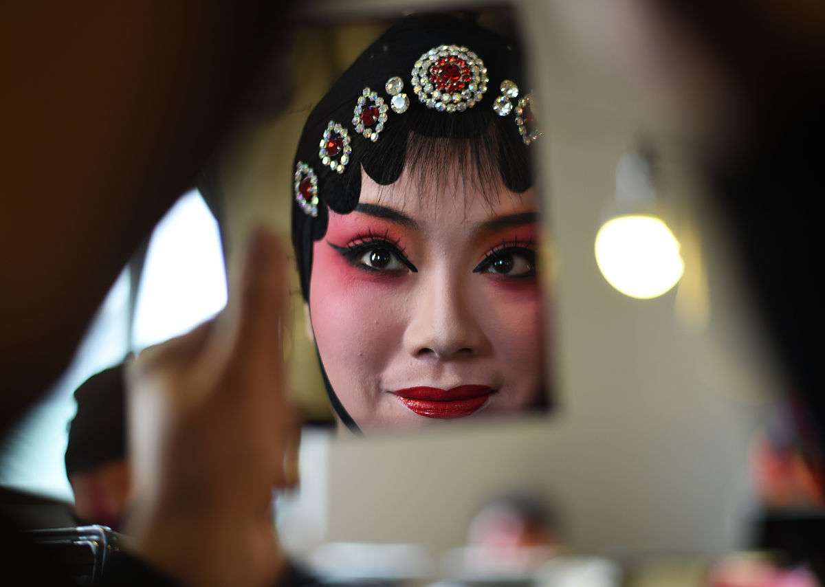 2018年2月24日,浙江金华,义乌市婺剧保护传承中心在演出前化妆.