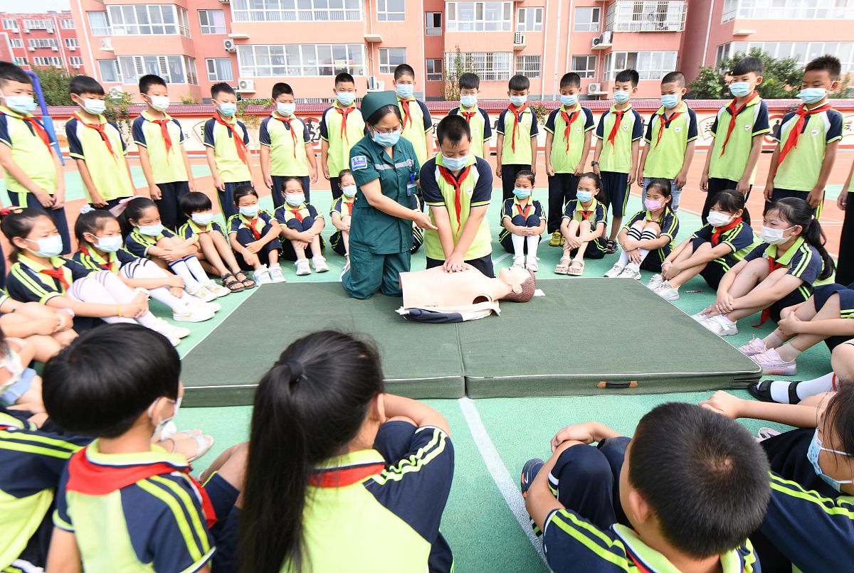 2021年9月10日,在河北省石家庄新乐市民生街小学,新乐市医院急救人员
