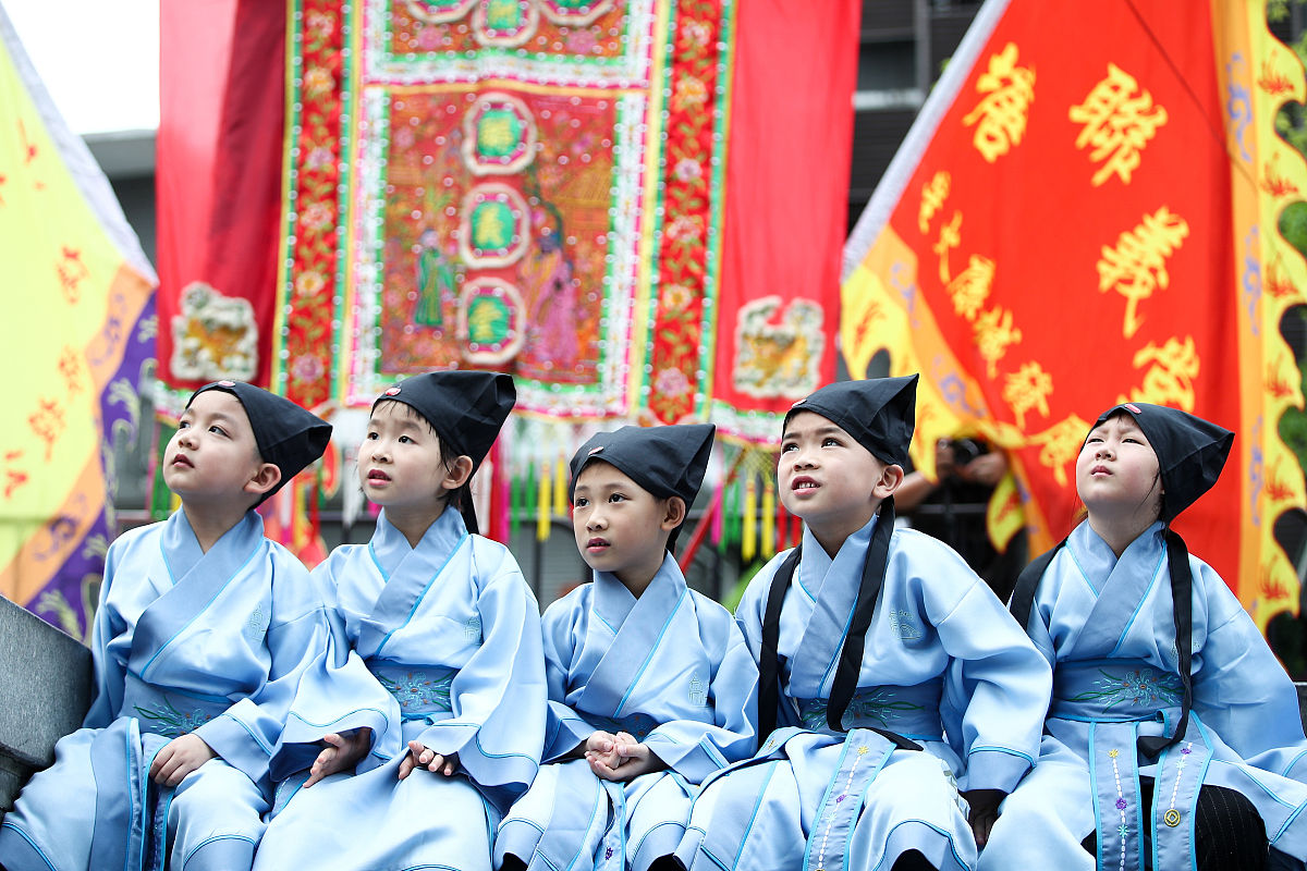 改写一下China with its rich and profound historyproudly showcases a lively traditional culture that continues to influence the nations identity and values
