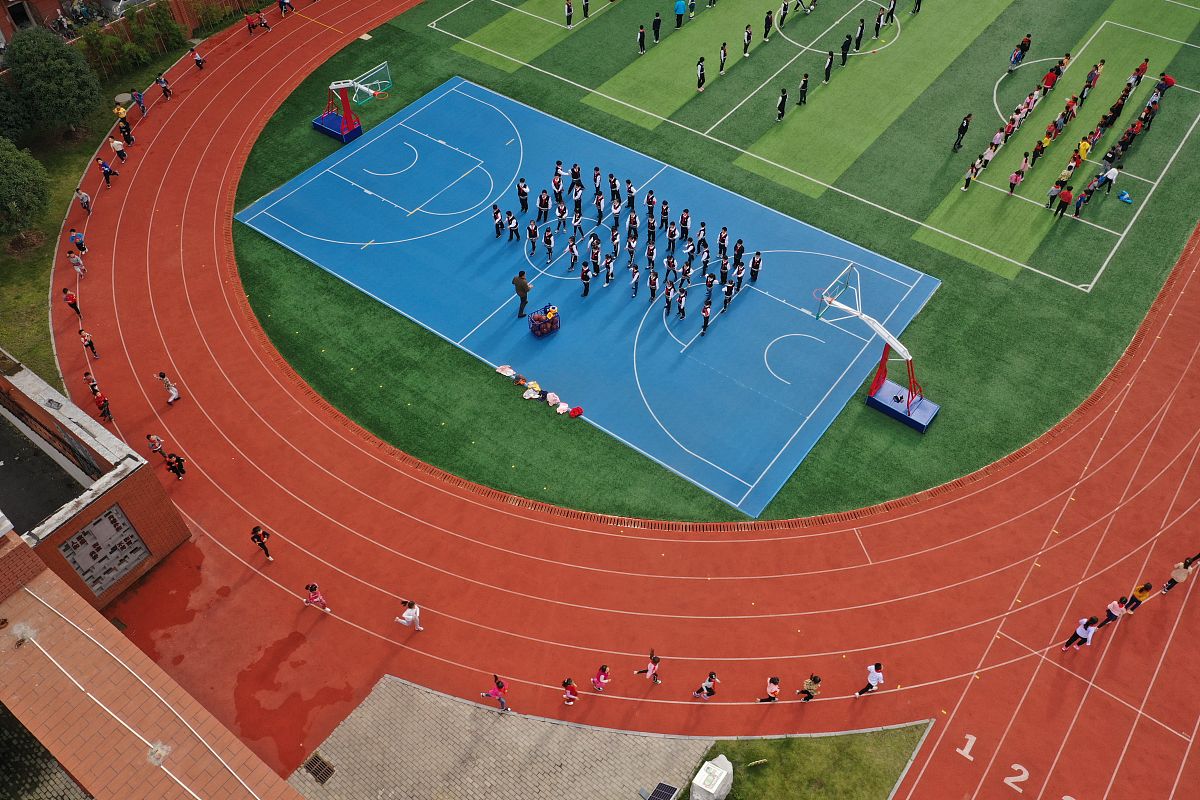 2020年10月21日,武汉市青山区红钢城小学的学生正在上体育课.