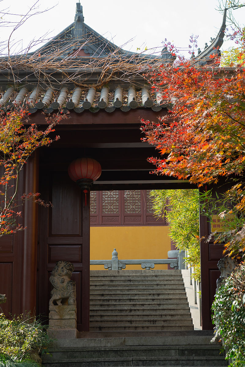 2020年11月19日,浙江杭州西湖灵隐寺.