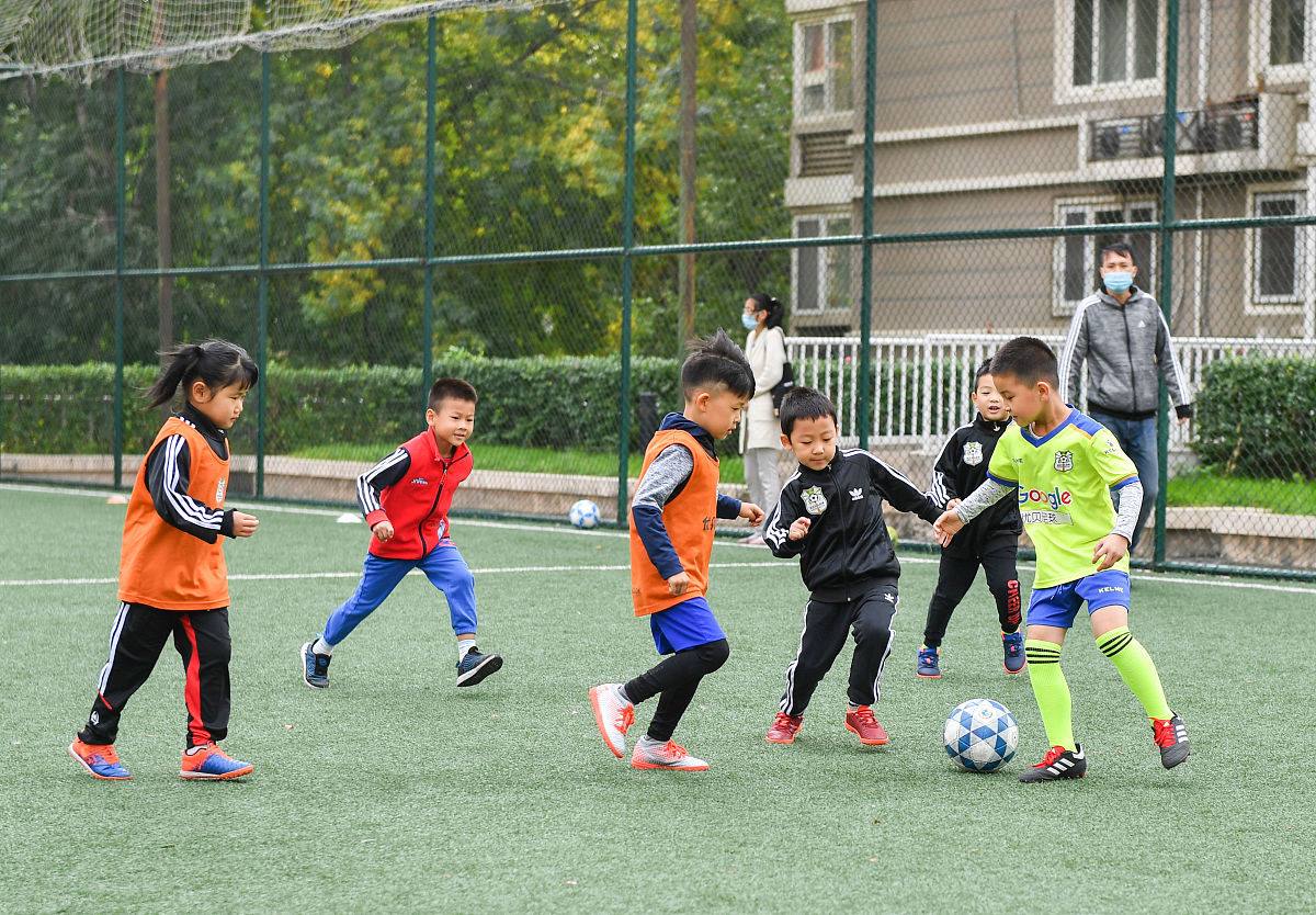 幼儿足球活动中教师角色研究：提升幼儿合作能力的关键