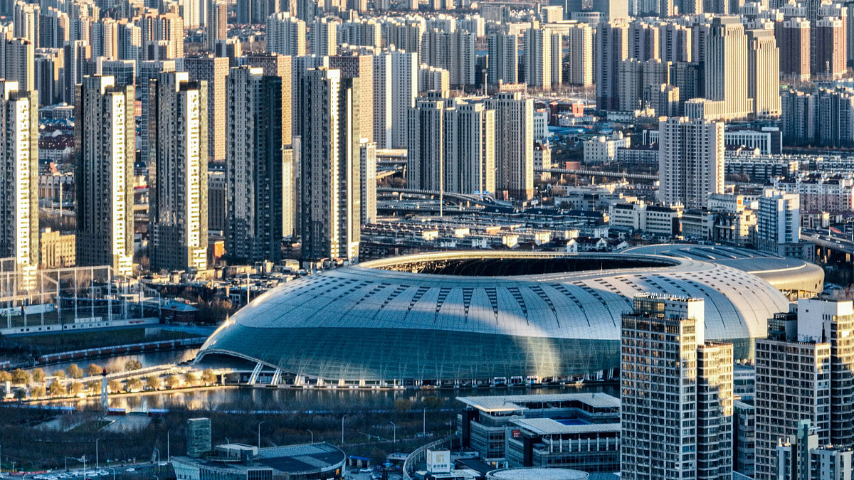 2021年11月30日,天津迎来晴好天气,高楼广厦鳞次栉比.