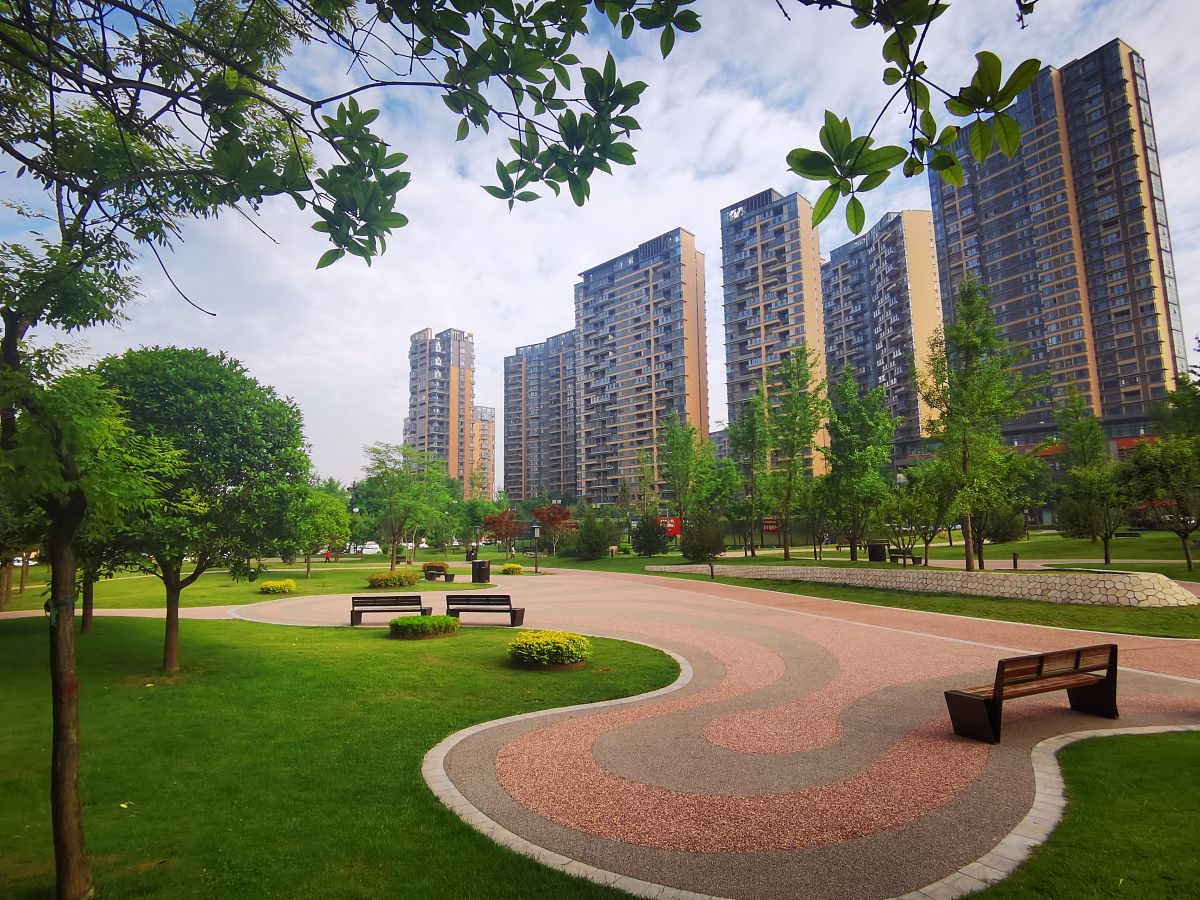 2021年5月22日清晨,初夏的陕西西安天蓝如洗,绿树成荫,花红绿柳,美景