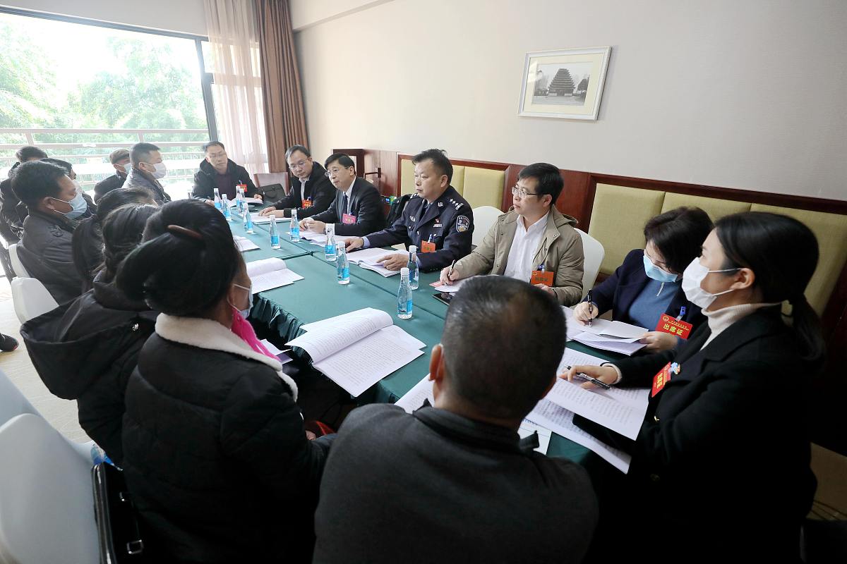 延安市安塞区基层公务员培训问题研究方法：文献研究法与案例分析法