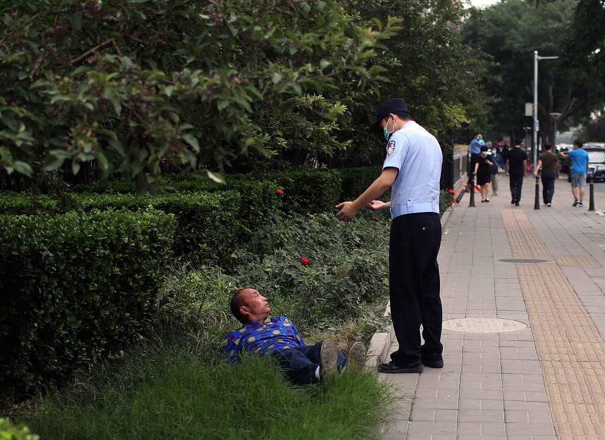 门卫保安 送丢失老奶奶找到家人 小故事 800字