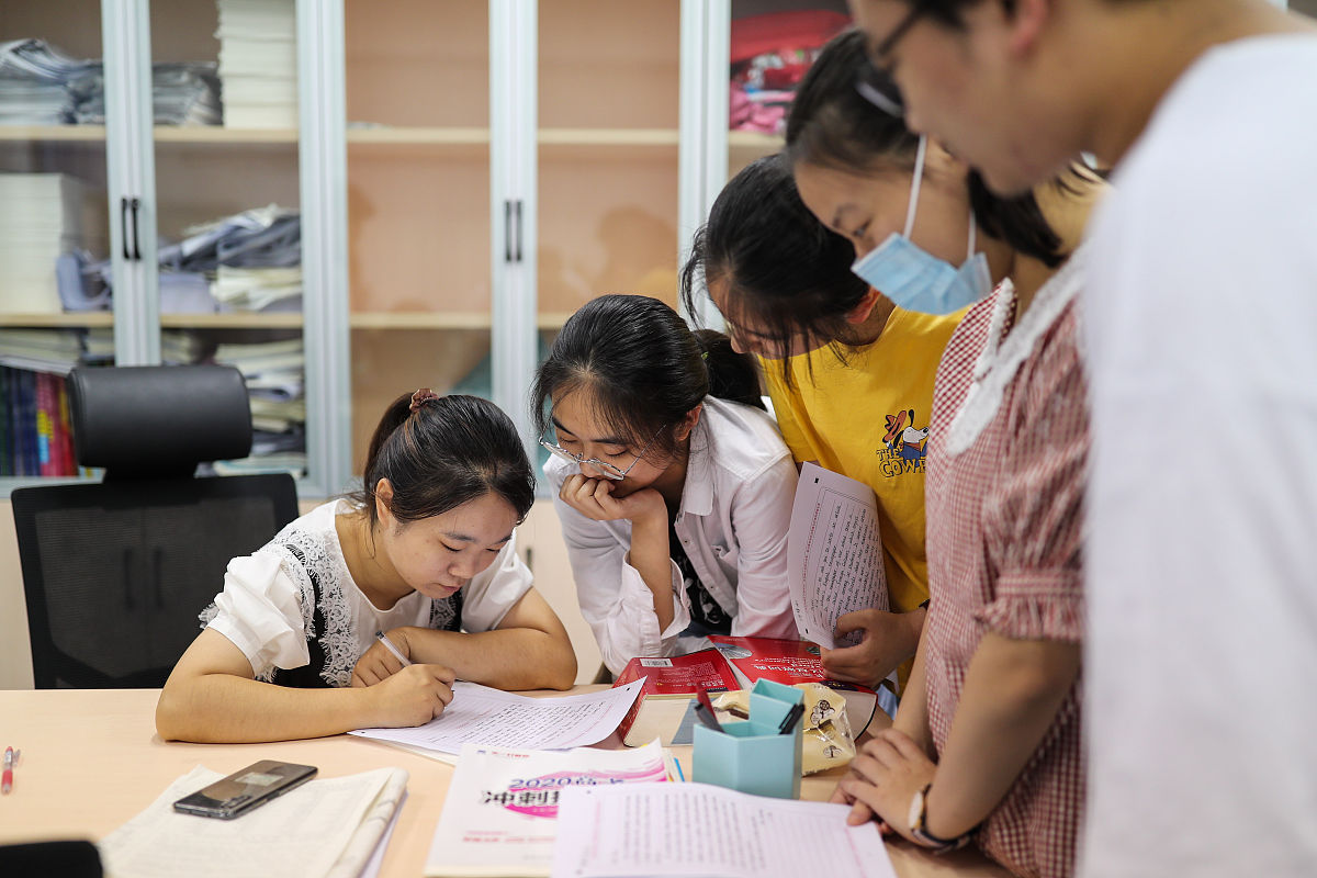 在学校心理咨询的场景下对尽可能地用简单的语言来表达复杂的问题让学生更容易理解自己的问题。进行扩写。