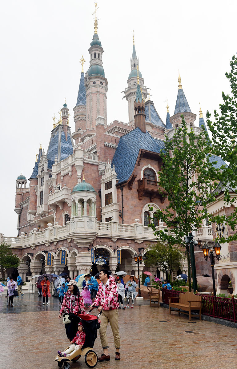 写一段有关迪士尼主题公园的介绍