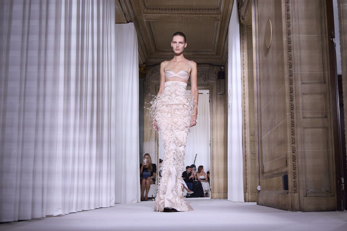 你现在是一个导航网站的编辑人员请为我写一篇DANIEL HECHTER的简短介绍。