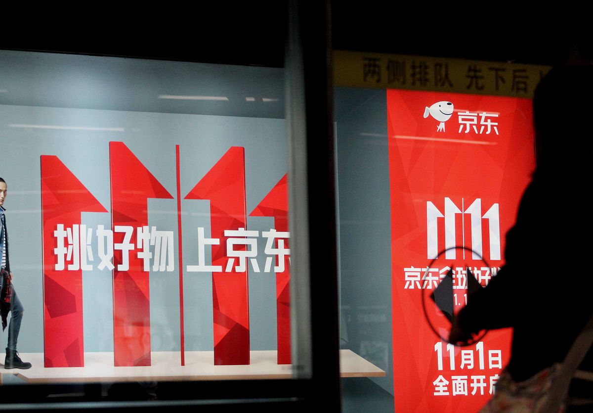 2017年10月30日,南京."双十一"广告在南京各地铁站内"霸屏",随处可见.