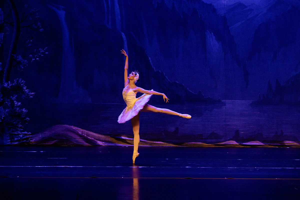 1 故事情节和主题阐释《天鹅湖》是一部充满浪漫主义色彩的古典芭蕾舞剧。故事情节源于德国民间故事以爱情和自由为主题讲述了天鹅公主被邪恶魔法师诅咒只能在夜晚变成天鹅直到有一个真正的爱她的人解除诅咒。天鹅公主是一个充满悲剧色彩的形象她被迫接受魔法师的诅咒无法自由地生活和爱。在与西吉弗德相遇后她找到了真正的爱情和希望。但黑天鹅的出现打破了他们的幸福最终导致了悲剧的发生。整个故事中人类对爱情和自由的渴望是主