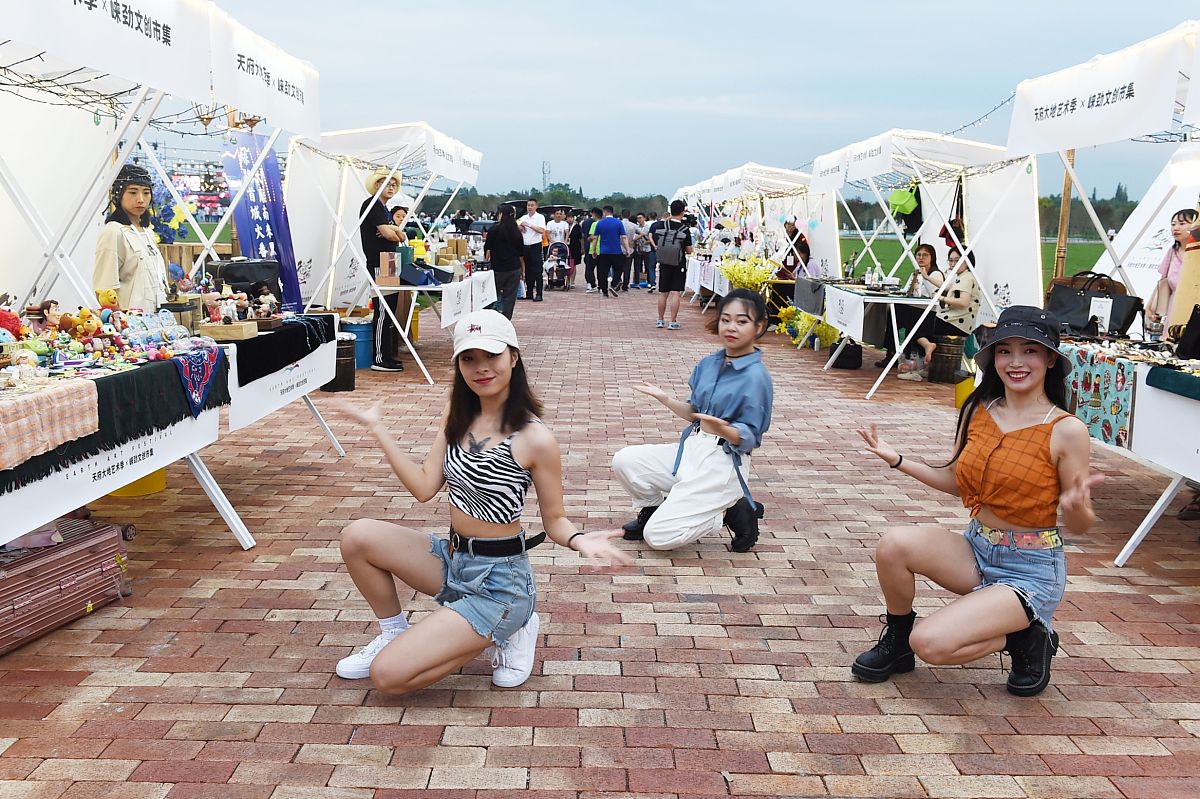 (如下载使用,请务必署名红星新闻 王欢,谢谢!)2020年9月8日晚,成都市