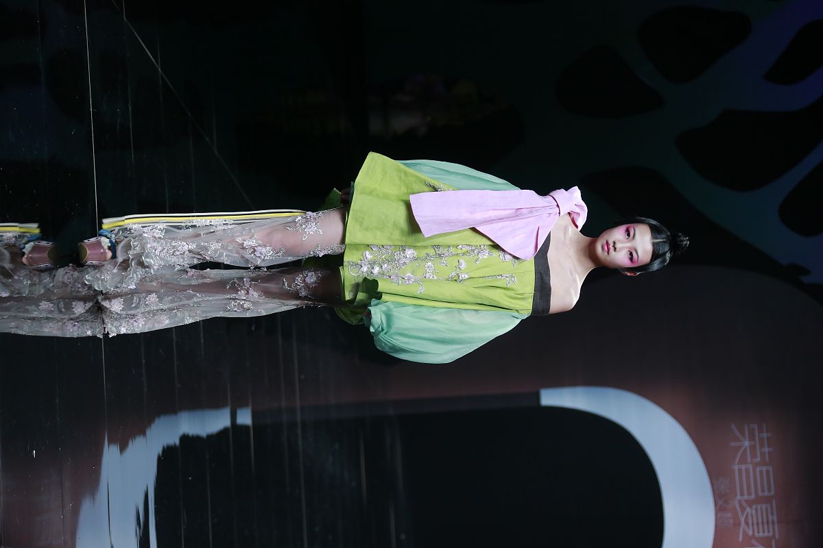 民间文学的时代感：反映变迁、演变与精神