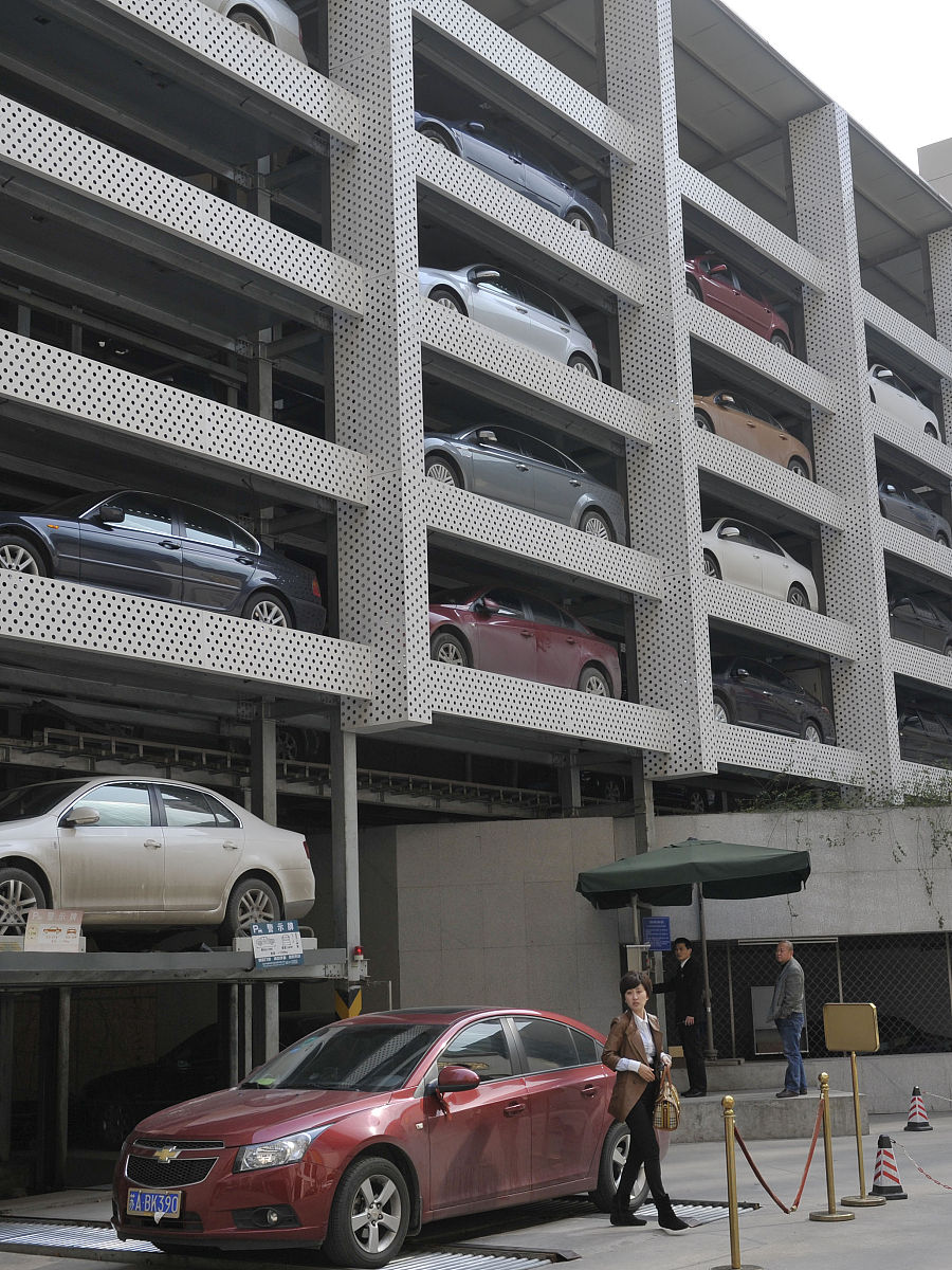 写一篇不少于500词的联排金属车库建造的文章