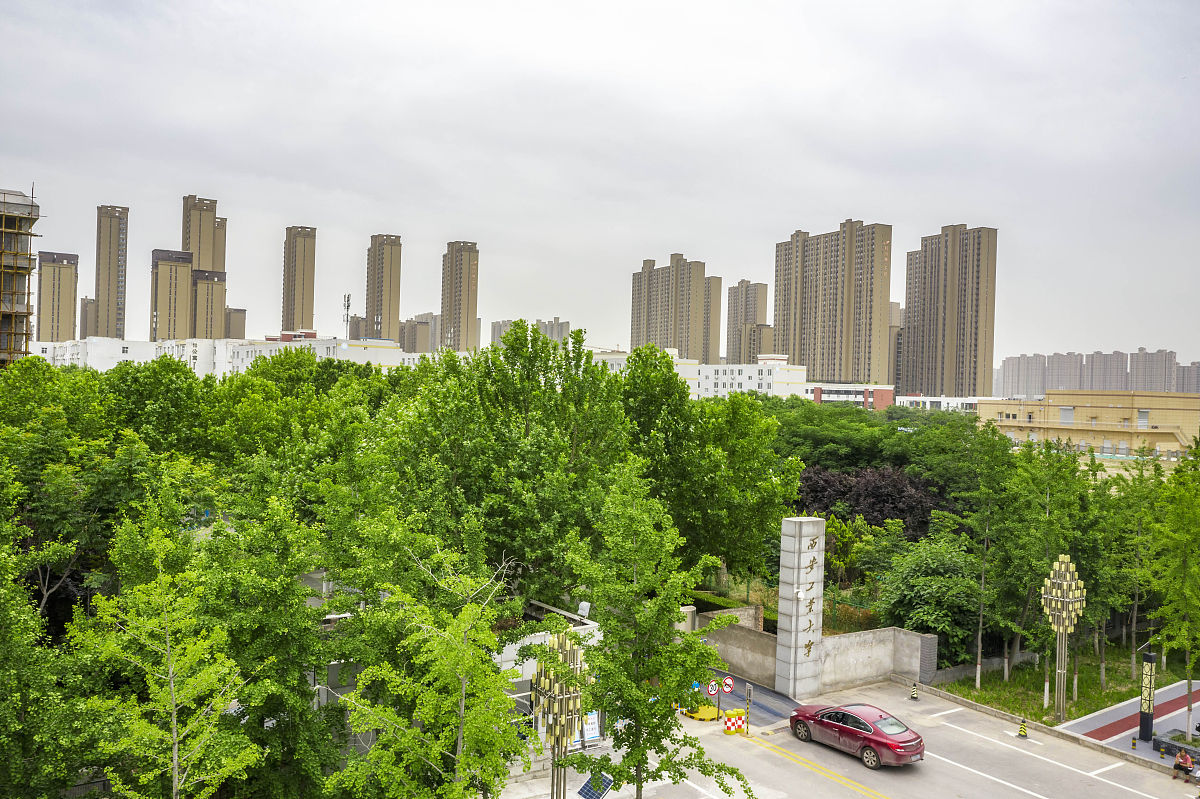 (如下载使用,请务必署名 曾文平,谢谢)2021年5月27日,西安,地铁站附近