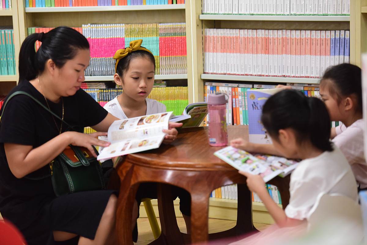 石牌镇小学举行亲子阅读模范家庭颁奖礼留守儿童 爷爷奶奶读起来