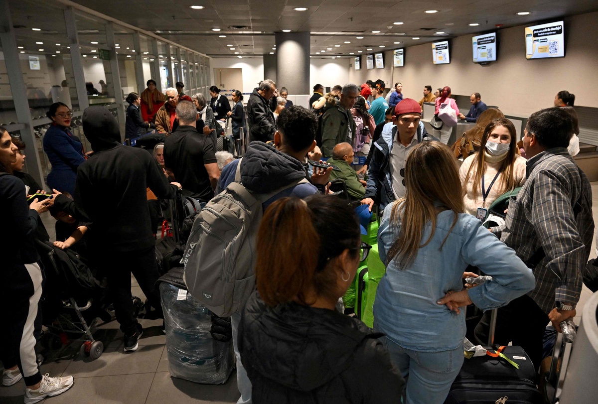 为了等2名外国人登机！300名华人苦等3个小时男子当场发飙4月8日航空公司为等2名外国人登机让300名乘客苦等3个小时引起了乘客的强烈不满和怒斥。一名男子当场发泄情绪指责航空公司不尊重乘客的时间和权益。他表示这种行为是不可接受的航空公司应该优先考虑乘客的需求和利益。此事引发了广泛关注和讨论许多人对航空公司的做法表示不满和愤怒。他们认为航空公司应该更加关注乘客的感受和需求而不是只顾着迎合外国人的要求