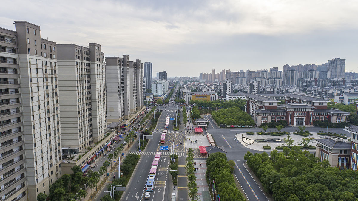 2021年6月8日,安徽宣城,2021年全国高考结束.图为考场前等候考生的大