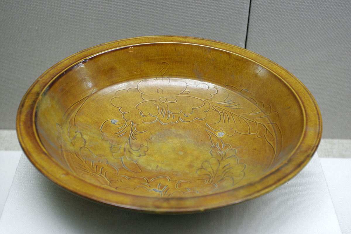 2008年08月12日,牡丹纹黄釉盘,辽代,内蒙古赤峰市征集.内蒙古博物院"