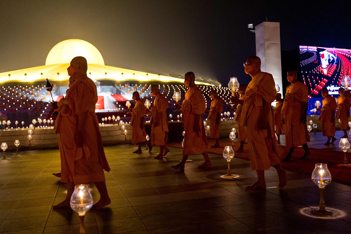 当地时间2022年2月16日,泰国巴吞他尼府,泰国僧侣在法身寺(wat dhamma