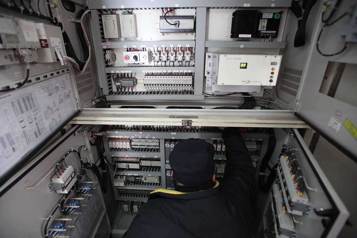 你是电气工程及其自动化专业大学总结专业课程《发电厂电气部分》、《电机学》《电力拖动自动控制系统》和《自动控制理论》中的主要知识内容不少于2000字。