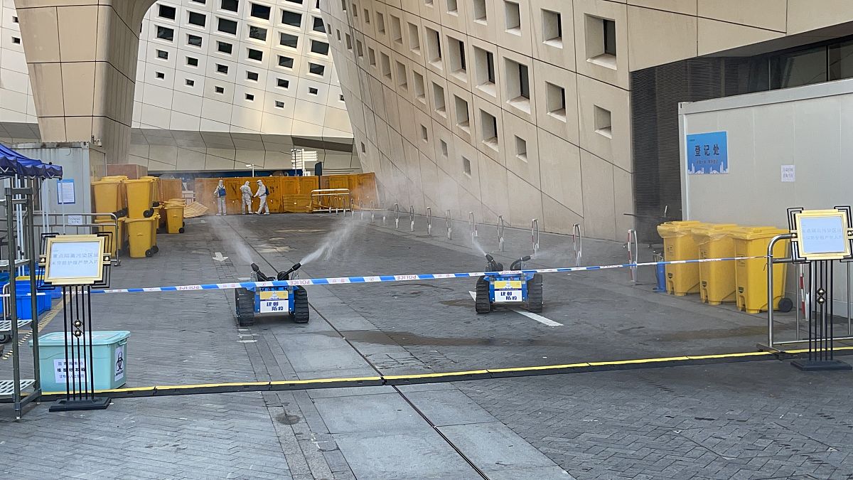 寫一封英文信你好！ 今日在woolpack lane停車場停泊我的車輛兩小時 在回程取車的時候發現在車的擋風玻璃上放著貴公司的字條 想起可能是有關停車場付費的問題 但其實我們停泊車輛後便立即去付費的機器支付有關費用 請看附件 是有關我們已付費的收據 我們是否遺忘了什麼東西？ 我們是剛落英國的 有很多事情形不明白 如果造成對貴公司不便 敬請見諒 我們的車牌號碼是KS68NPC如有對貴公司造成不便 深