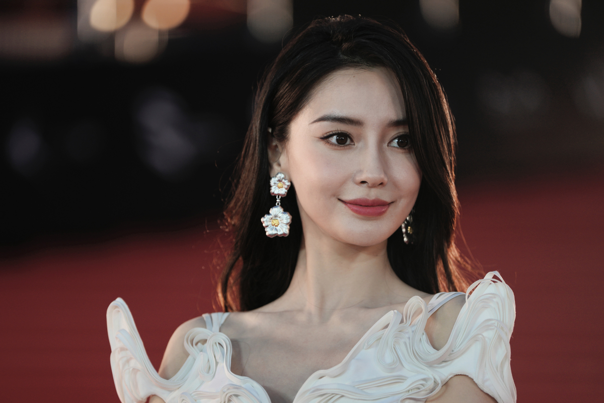 Angelababy闪耀金像奖红毯，优雅造型引发热议