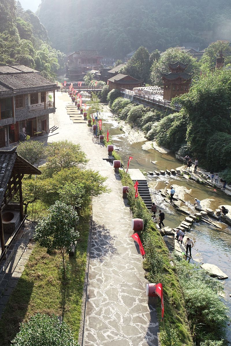 小学暑假作文弄点错别字要符合小学水平。关键字 绵阳山边、三溪寺、爬山、路人、玩水