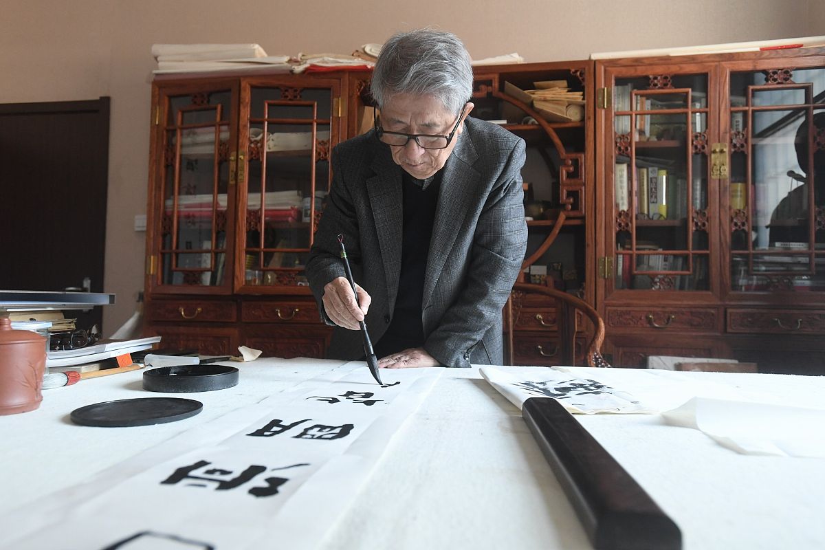 2020年12月3日,在沈阳王贺良书法工作室接受采访的书法家王贺良.
