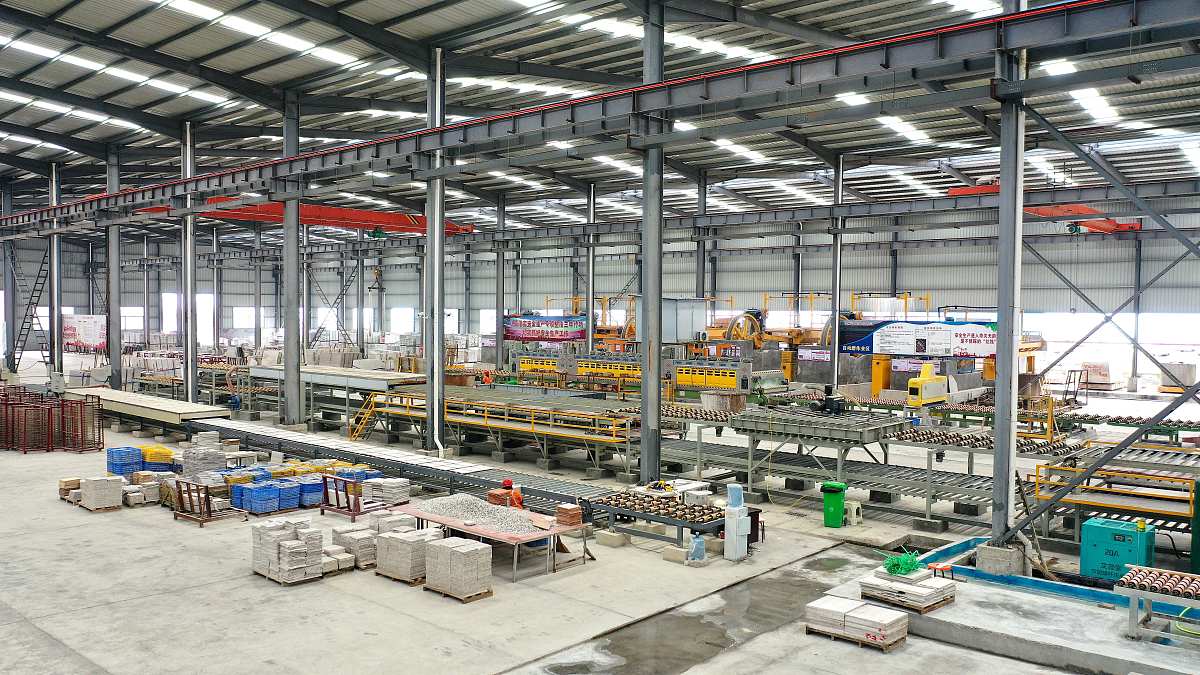 请帮我写一份2000字关于我在佛山鑫旭广工程材料有限公司实习中的实习表现、专业知识和技术技能应用、实习收获、实习所遇困难及解决措施、职业生涯展望等方面