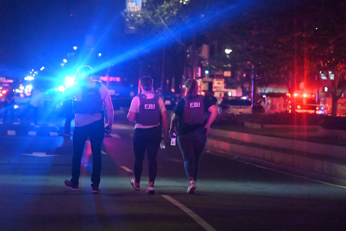 要举办荧光夜跑活动这个活动在18号晚上20点开始21点结束要求通知各位楼主请写一个通知条