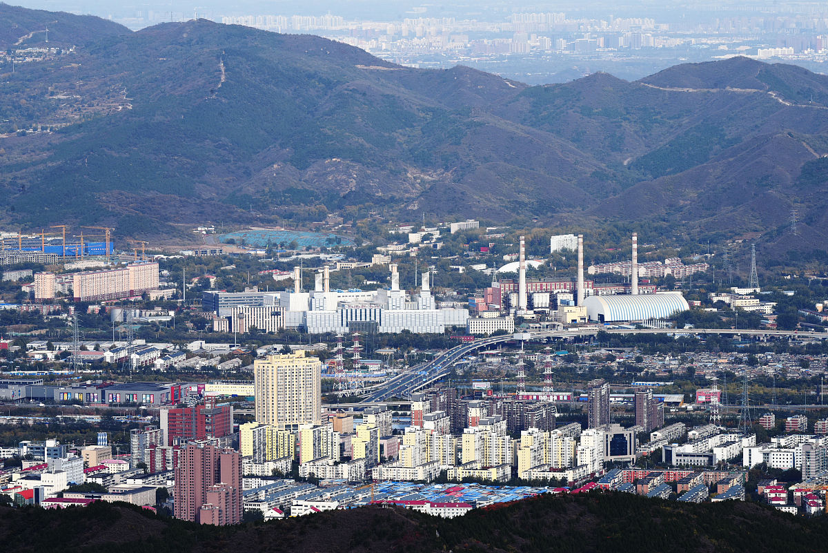 2020年10月28日,在北京市门头沟区潭柘寺镇定都峰上眺望北京城区.