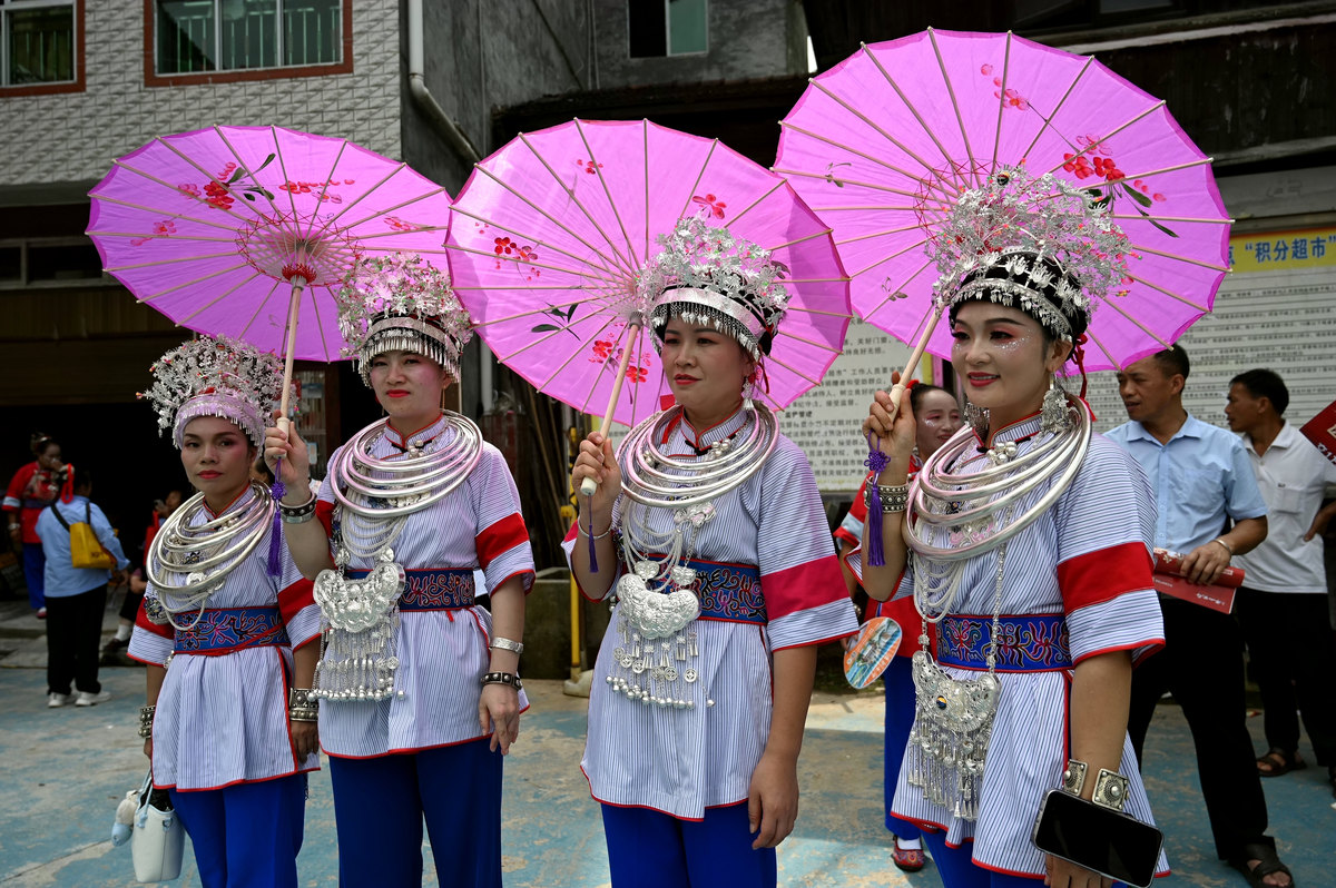 请你调研介绍云南普者黑的自然与人文景观重点介绍物质与非物质文化遗产用于文化采风前期报告