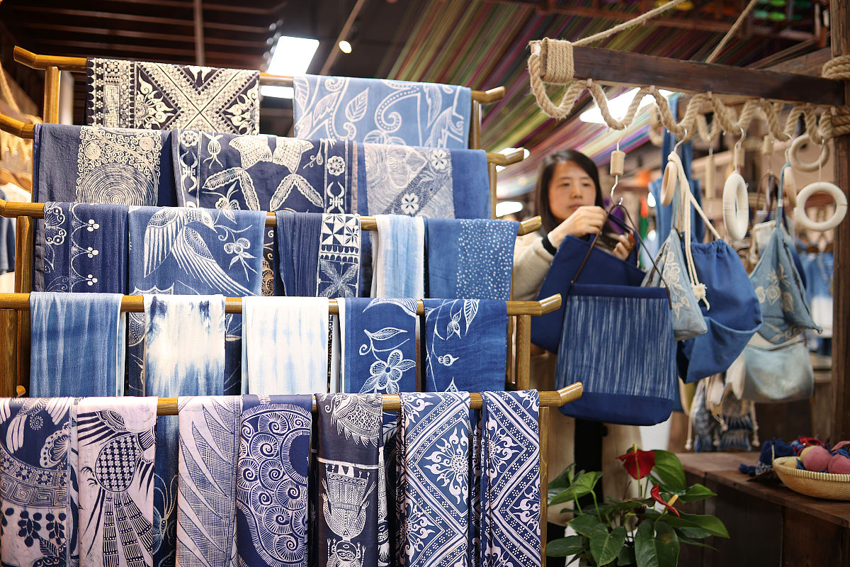 非遗之韵，文创新生：赣南纹样与扎染技艺的创意融合