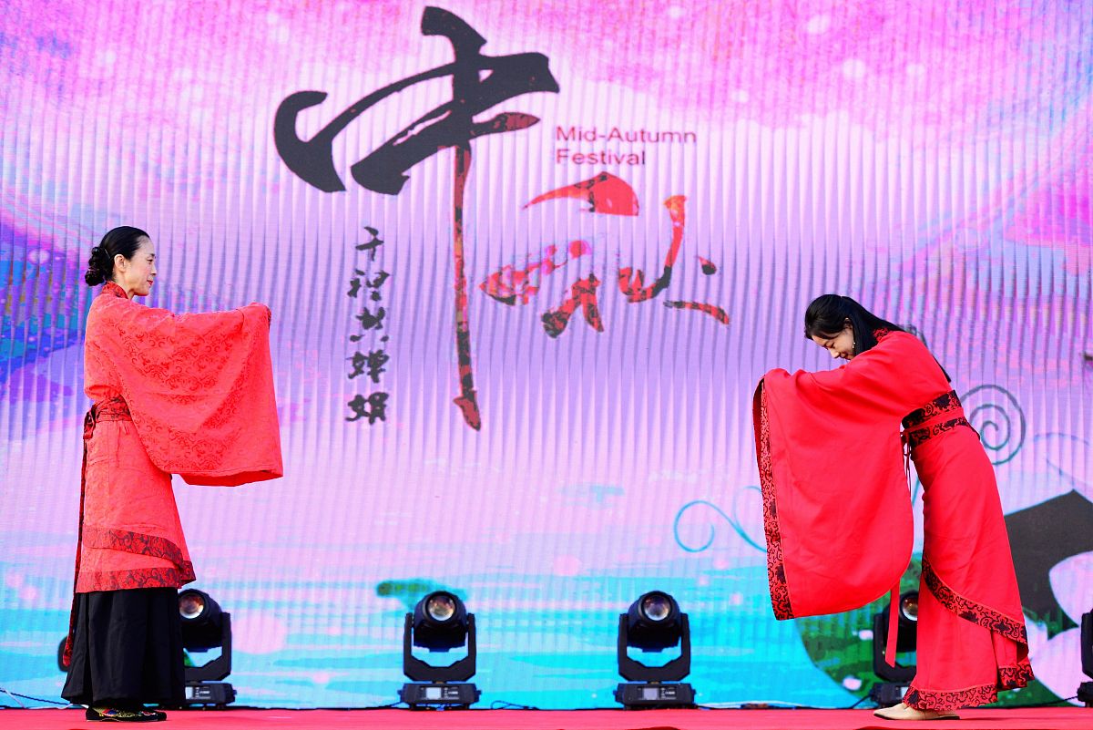 2018年9月23日,青岛西海岸新区琅琊台景区,国学老师在演示祭月礼仪.