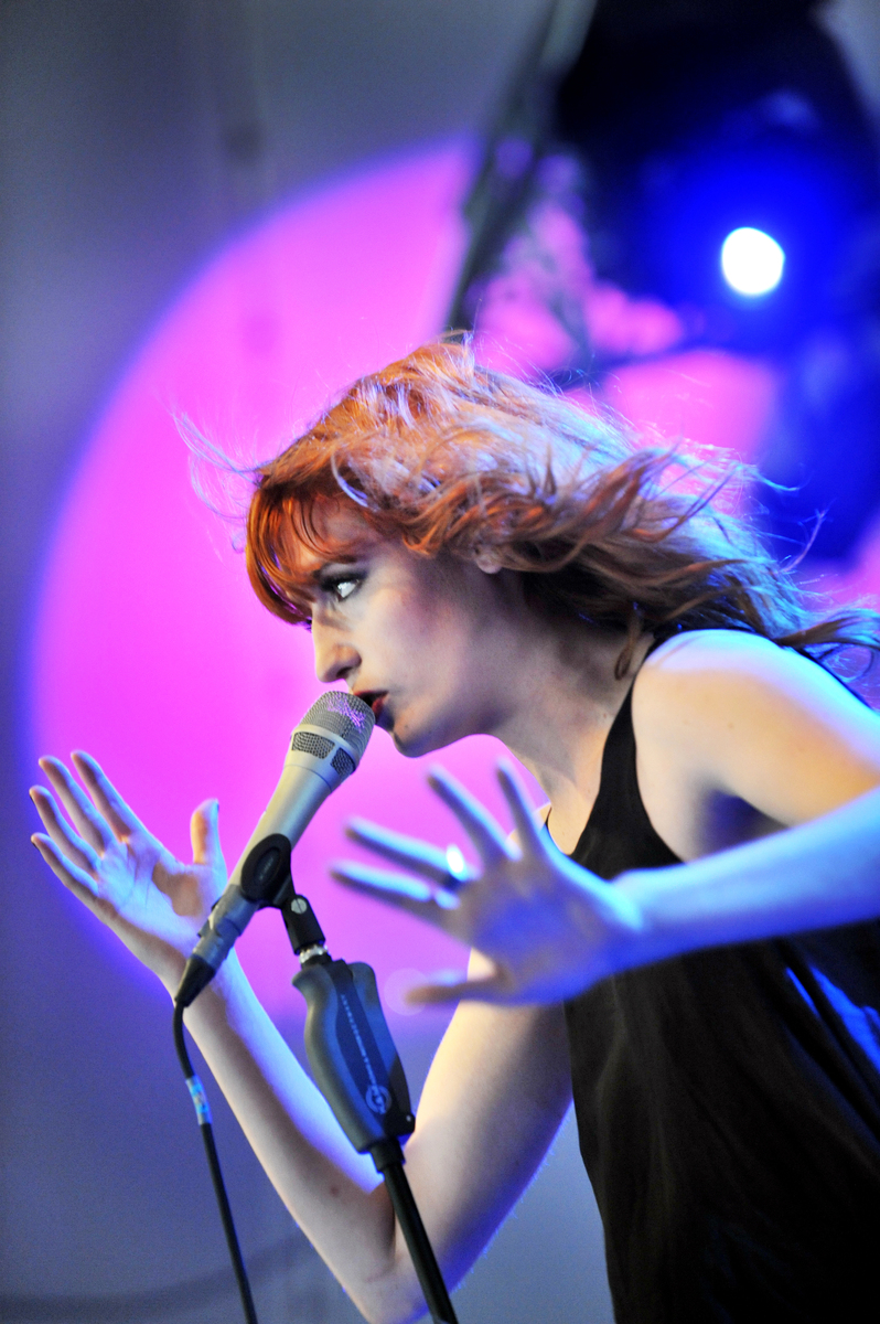 帮我写个美丽女孩压抑着自己的欲望直到有一天被最讨厌的男孩发现的故事