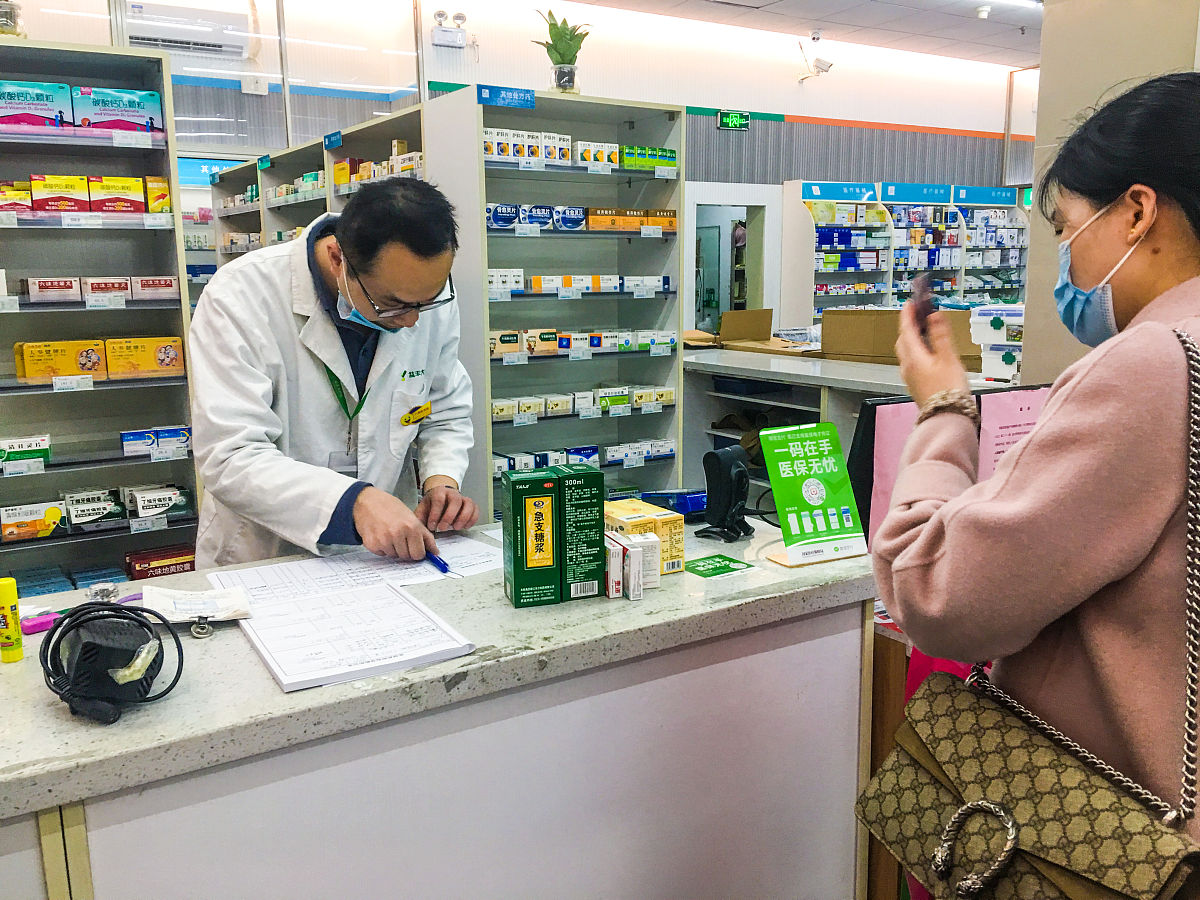 项目名：药店项目建设地点：西安市未央区明光路。 建设规模： 选在小区集中且入住率高的商业街。选在小区集中且入住率高的商业街。投资规模：投资本额在20万以上经营面积在150平方米以上。正式人员5人。资本用途：装修3万监控、收银设备、空调、电视2万柜台、桌子、凳子之类1万体验设备1万药品11万流动资本2万。请进行风险预测300字。