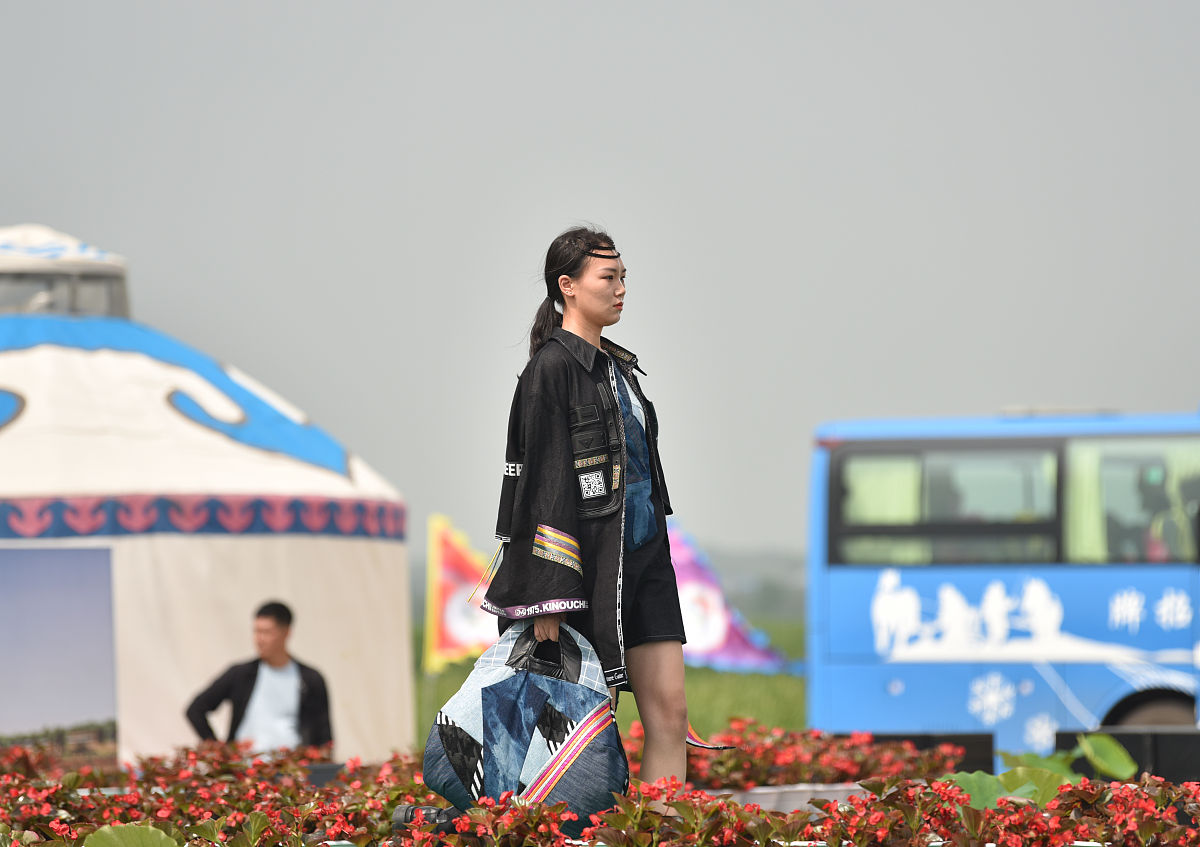 2021年7月10日,吉林松原,查干湖,独具地域特色的蒙古族服饰展.