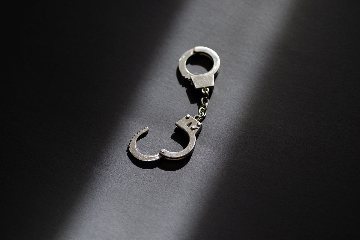 黑色红边手铐：个性时尚，引人注目