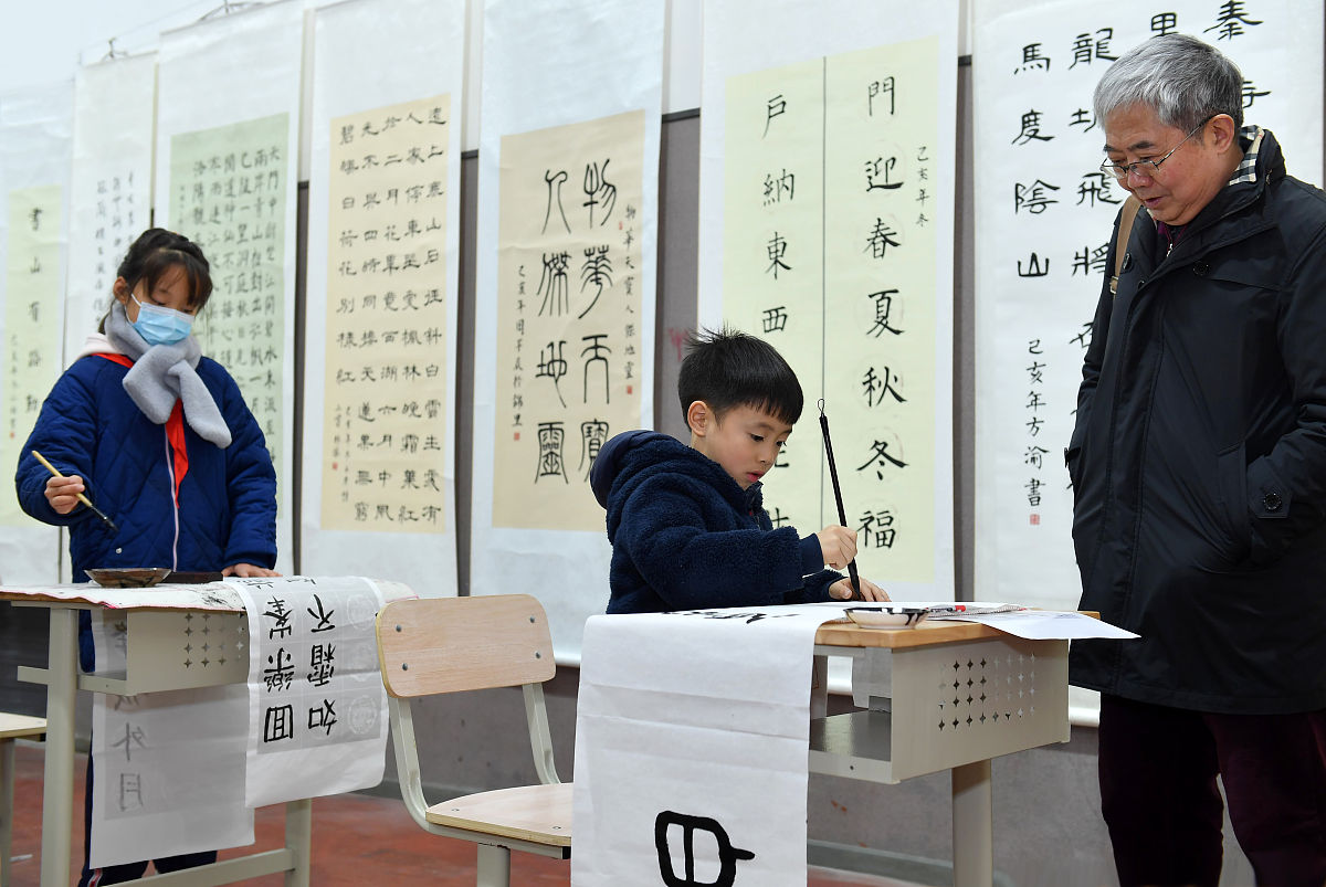 请帮我改写一段话书法、绘画、摄影等作为一种精神美艺术一直以来都是人们表达思想感情和艺术追求的主要形式。为弘扬书法绘画摄影艺术繁荣校园文化提高研究生的洞察能力与综合素质培养同学们认识美、发现美、创造美的能力在我校营造一种浓厚的艺术文学氛围设计艺术学院特举办本届书法、绘画、摄影大赛。让研究生们在活动中得到更多的交流与沟通从而提高研究生的摄影审美技能与书法水平以此丰富我们的校园生活展现当代大学的独特风采