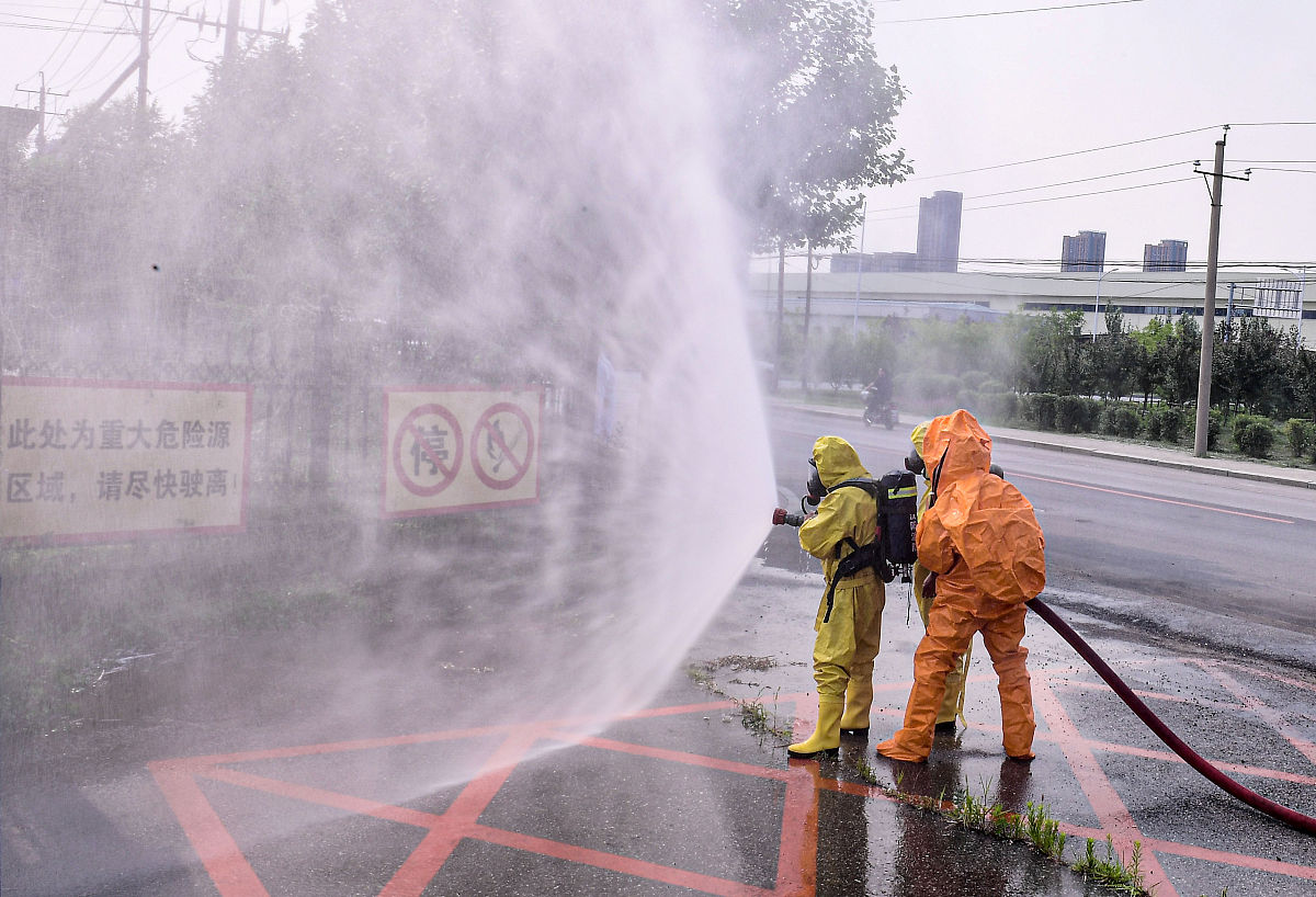 结合上面两个提问描述一个企业如何开展企业危险化学品的管理控制和安全教育。