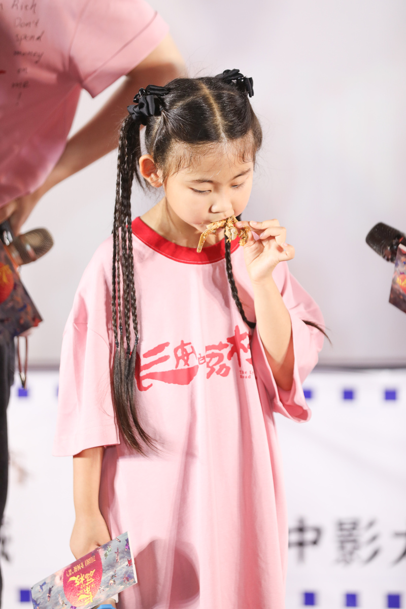 根据下面内容重新写一篇全新文章小学生继盘串后又流行起盘头登上热搜引发关注。近日安徽一老师拍下班里小学生新造型女生盘道士头男生撮小辫。老师：好像我不盘就是显得不合群了网友：解压就服小学生。小学生继盘串后又流行起盘头 视频中一排女生的后脑勺上都有一支簪子笔一个个利落的不留碎发。而男生的短发上竟然出现了两三个小朝天揪。老师表示好像我不盘就是显得不合群了下课后同学还跑到她身后要给她盘发。